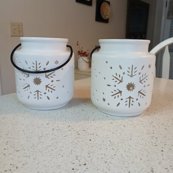 2 like new white snowflake ceramic lanterns - Picture 2 of 5